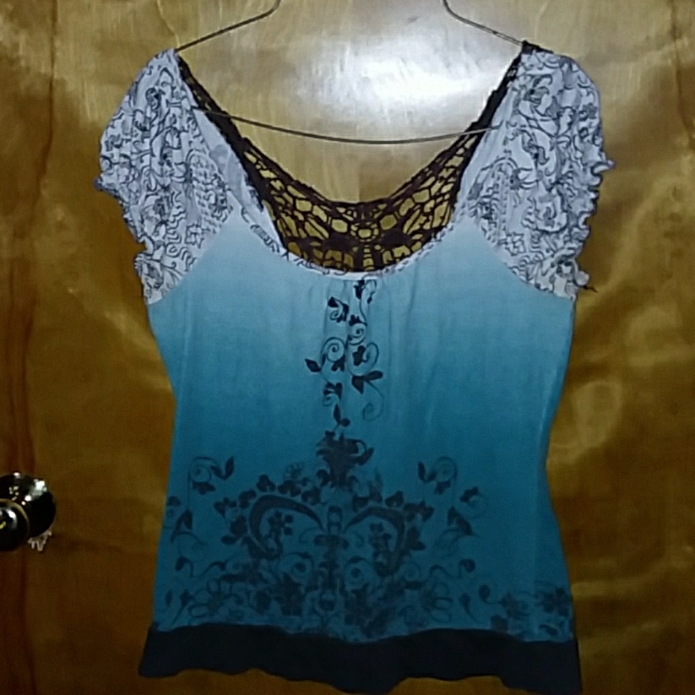No Boundaries Shirt size Large